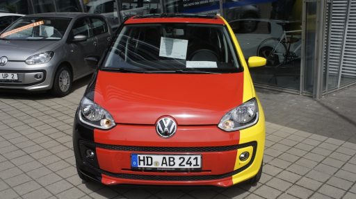 Fahrzeugvollverklebung VW Up in 3 Farben, schwarz, rot und goldgelb.