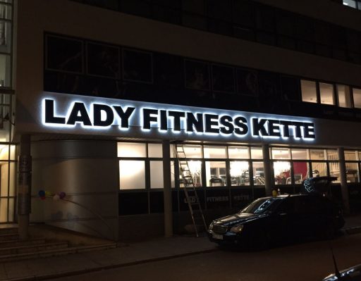 LED Leuchtreklame für ein Fitnessstudio in Stuttgart produziert und montiert.