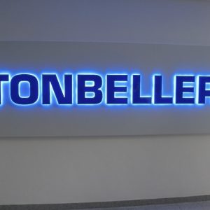 Gefräste Buchstaben mit Led beleuchtet für Innenbereich.