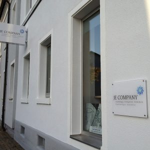 Leuchtreklame und Schilder von uns hergestellt und montiert.